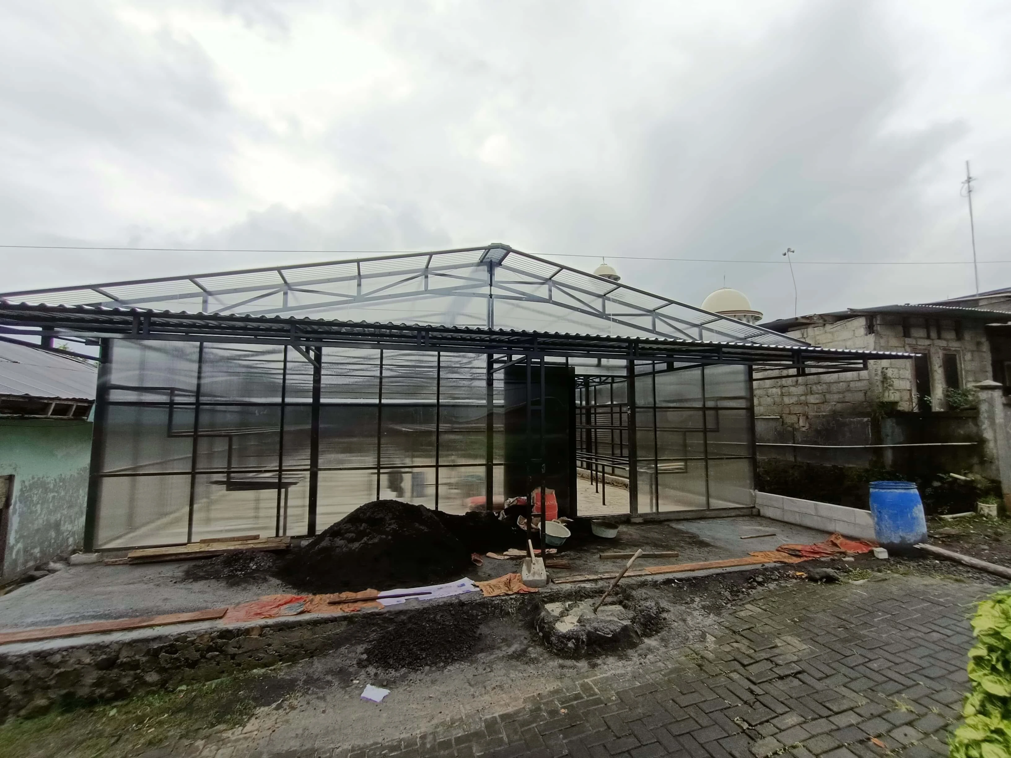 Behind-the-scenes tour of a specialty Arabica coffee drying facility in Temanggung — improving post-harvest infrastructure for higher export quality and consistency in international trade.